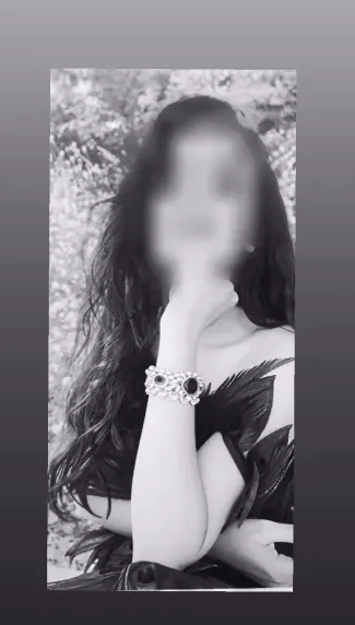 Mia, 28