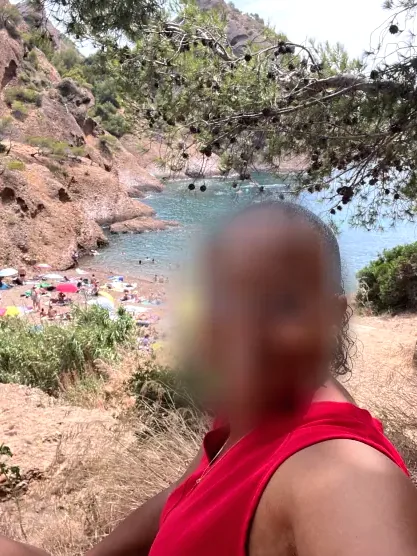 Mia, 33